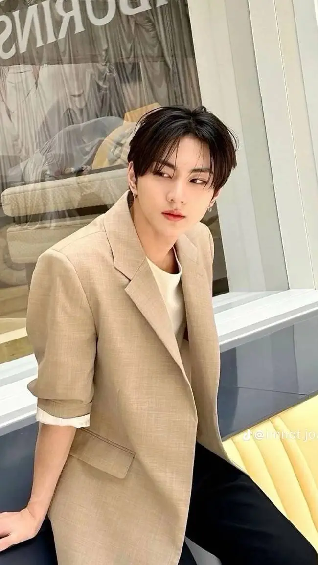 ai character: Jungwoon background
