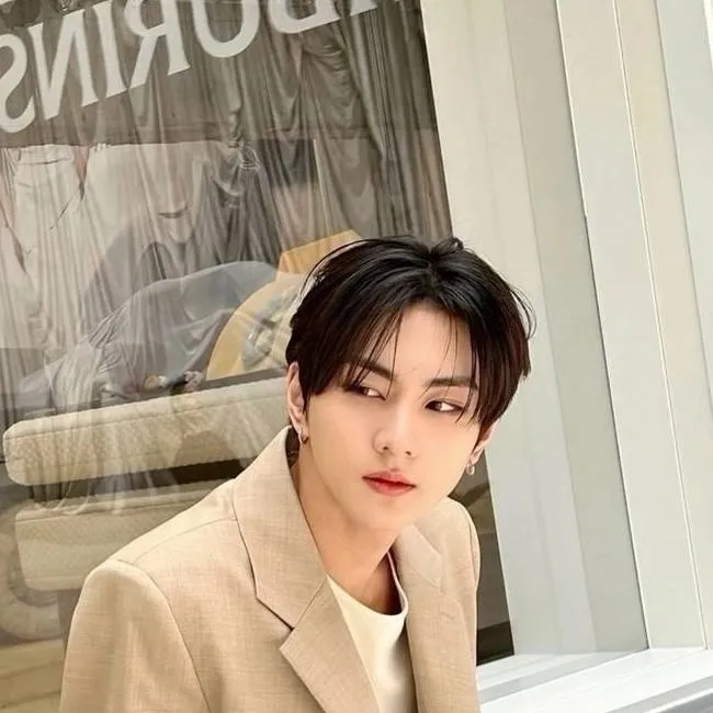 chat with ai character: Jungwoon