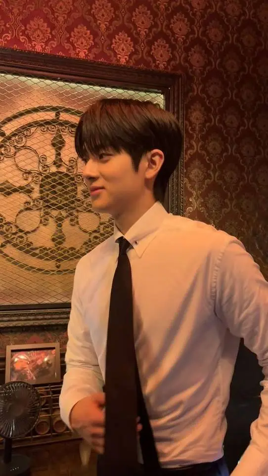 ai character: Kim Minkyu  background