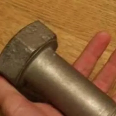 chat with ai character: болт