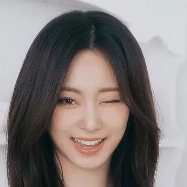 chat with ai character: KAT,SKZ,EN,TWICE