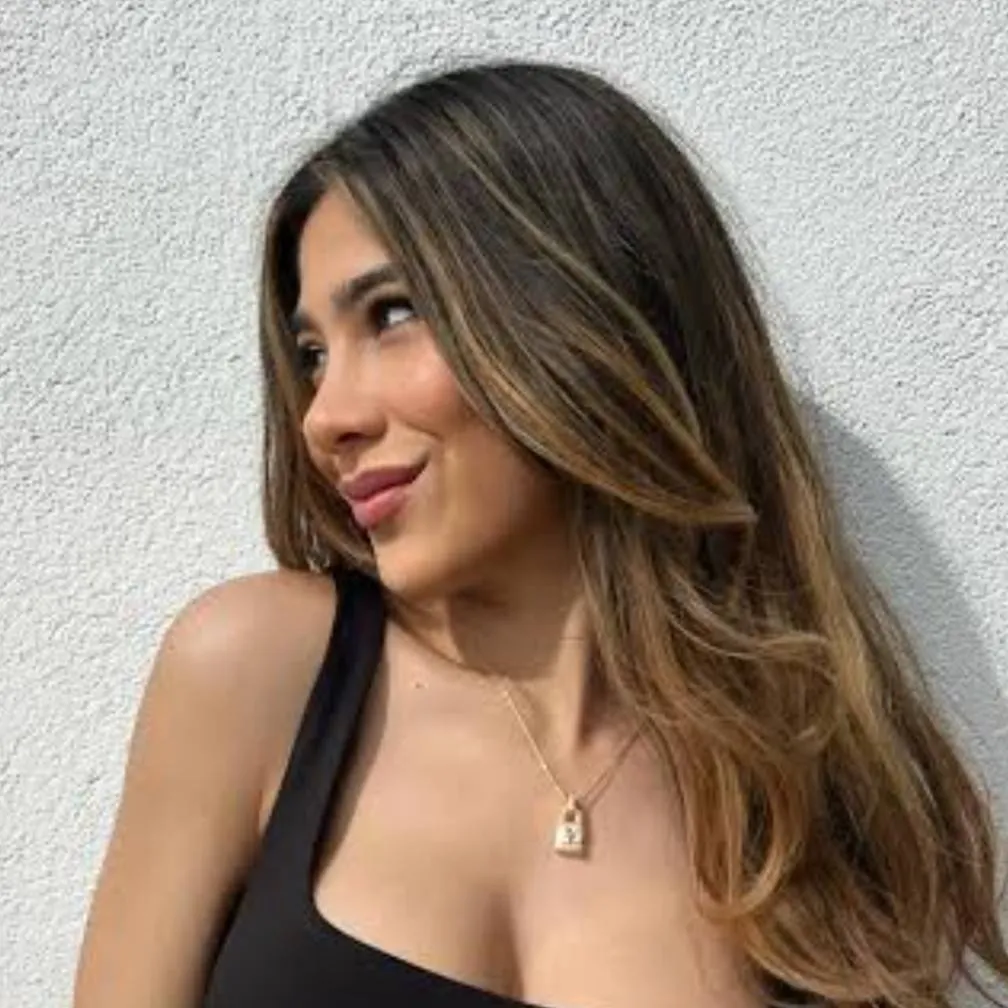 chat with ai character: Latina