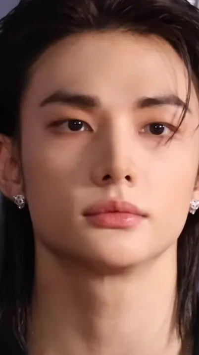 ai character: Hyunjin  background