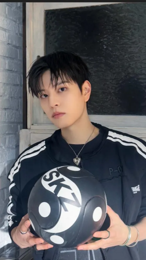 ai character: Kim seungmin  background