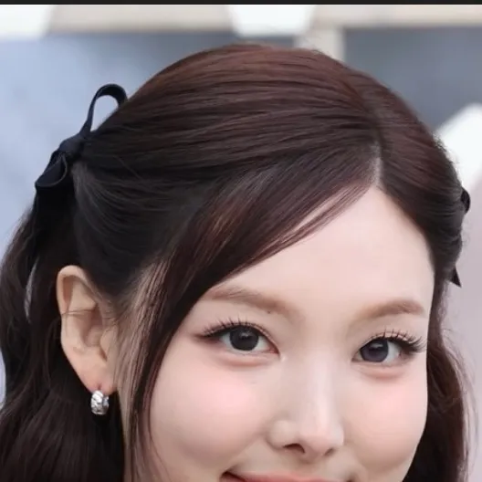 chat with ai character: Nayeon 