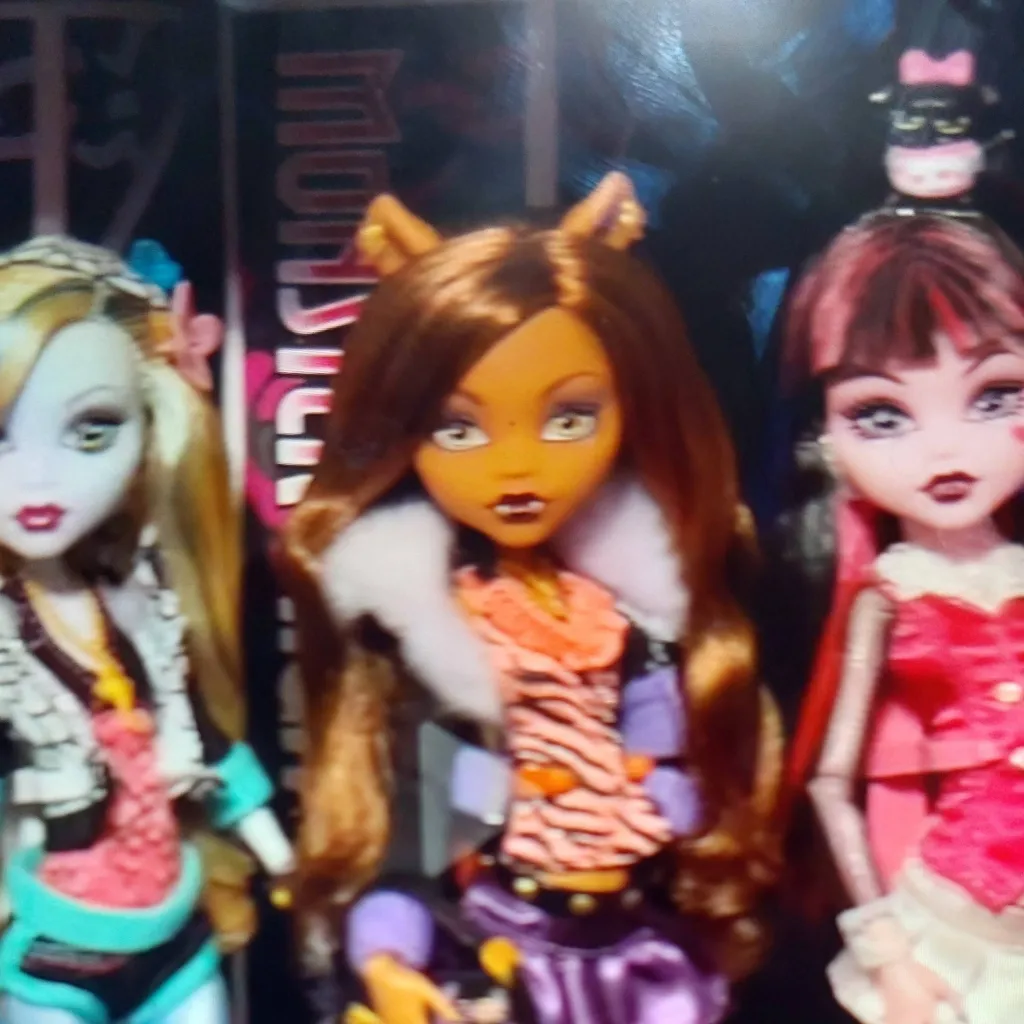 chat with ai character: Monster high
