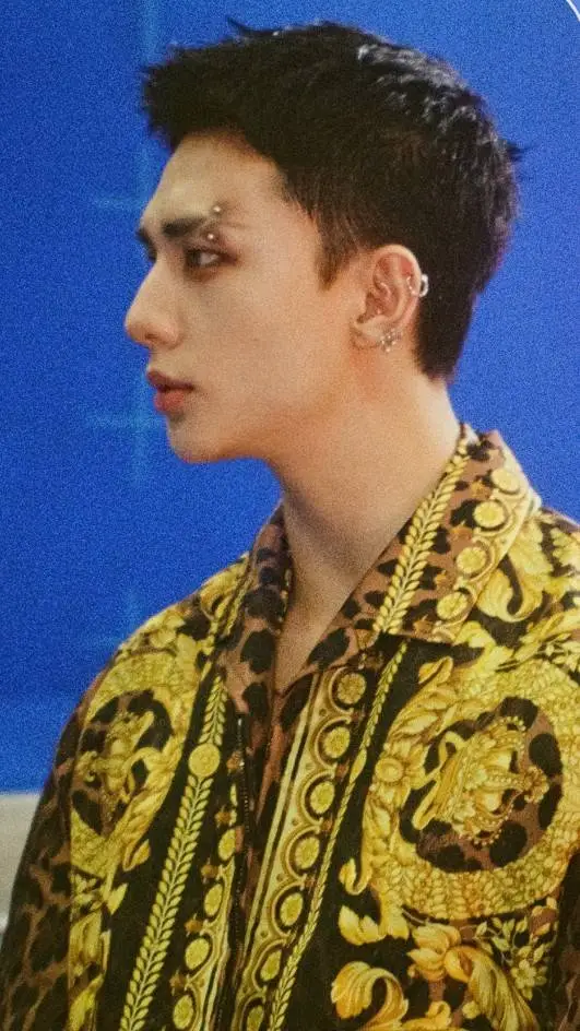 ai character: HYUNJIN ❤️ background