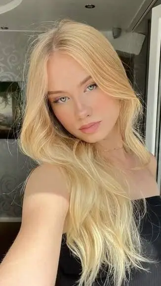 ai character: irmãzinha  background