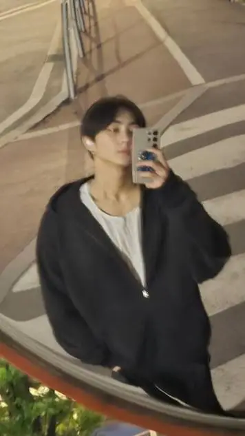 ai character: Jungwon  background