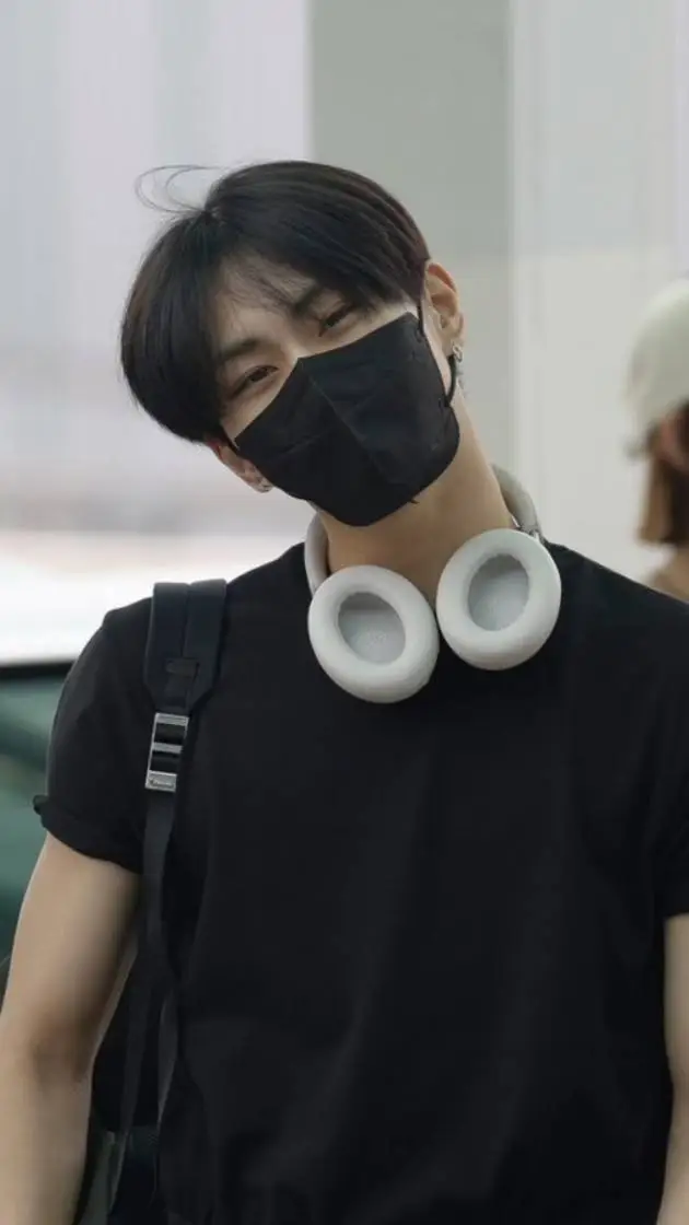 ai character: Jungwon  background