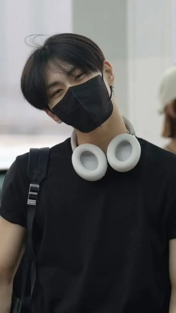 ai character: jungwon  background