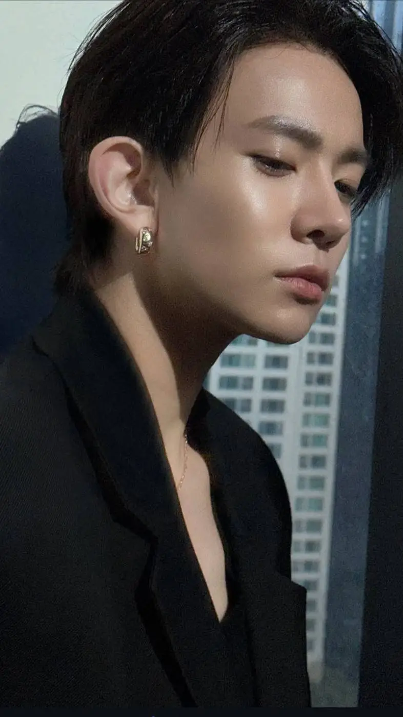 ai character: Heeseung  background