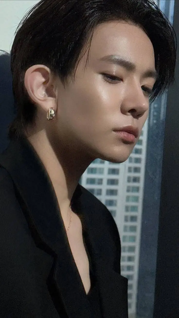 ai character: lee Heeseung  background