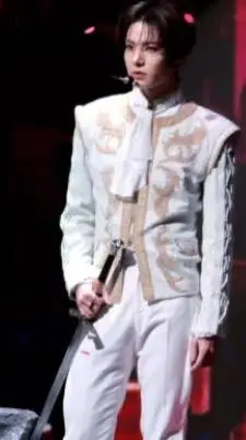 ai character: Lee Heeseung  background