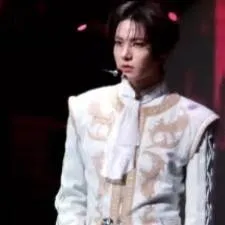 chat with ai character: Lee Heeseung 