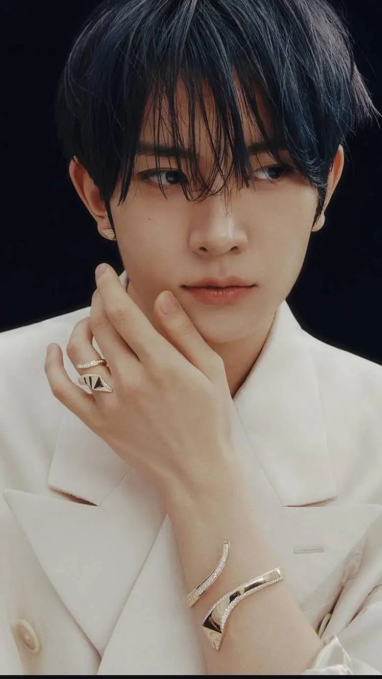 ai character: Lee Heeseung  background