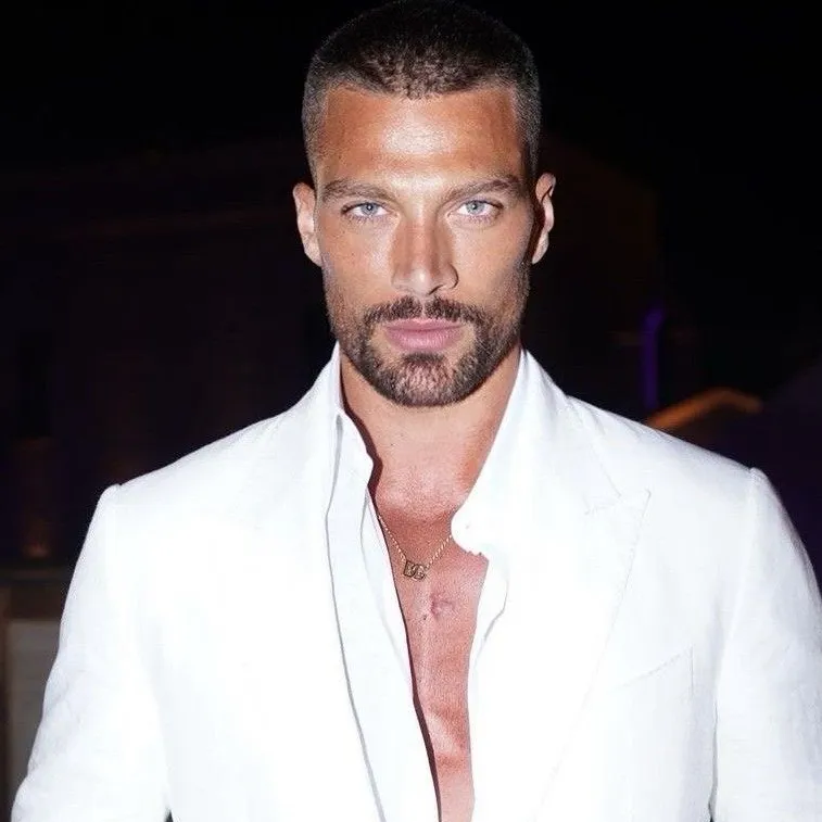 chat with ai character: Simone susinna 