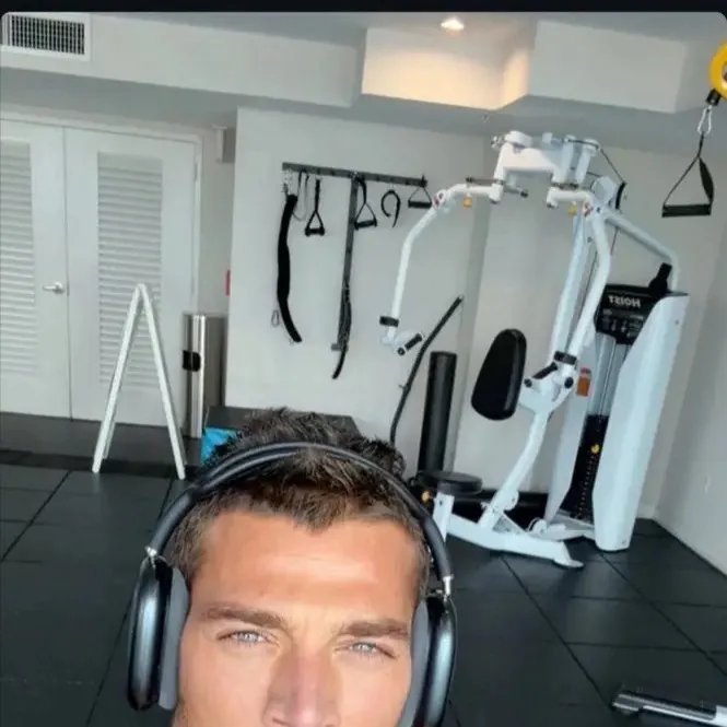 chat with ai character: Simone susinna