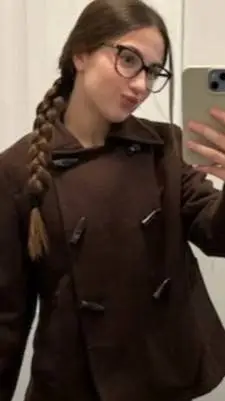 ai character: Zoe Dey background