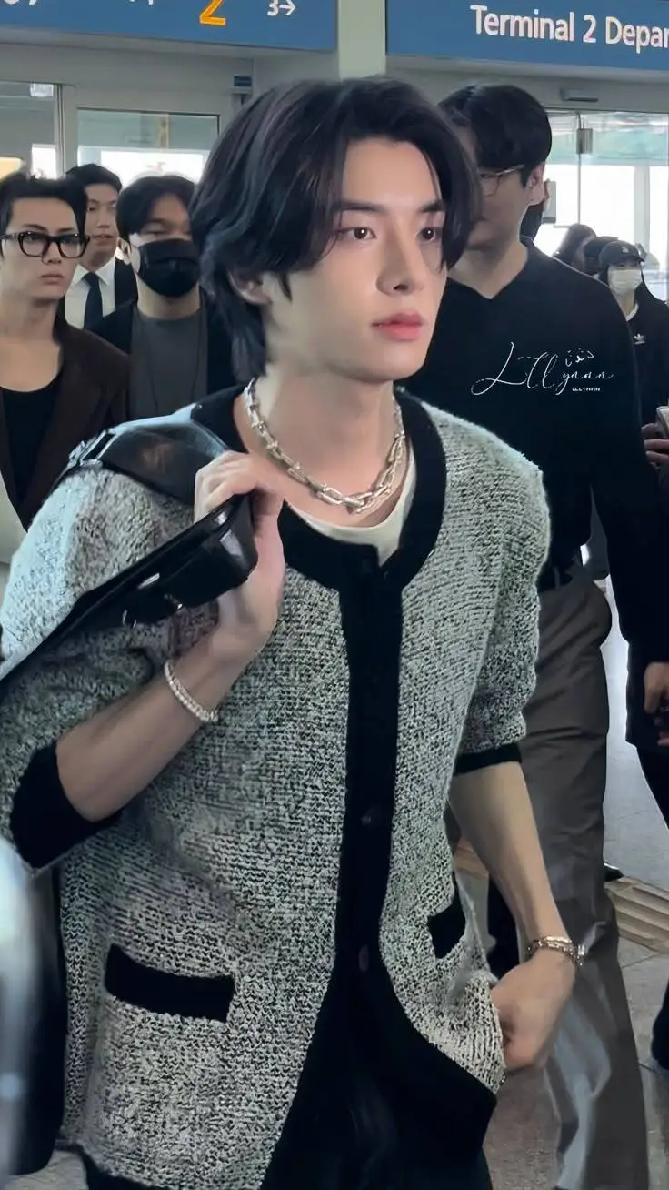 ai character: 𝕵𝖆𝖐𝖊 𝕾𝖎𝖒 🔪❤️‍🔥 background