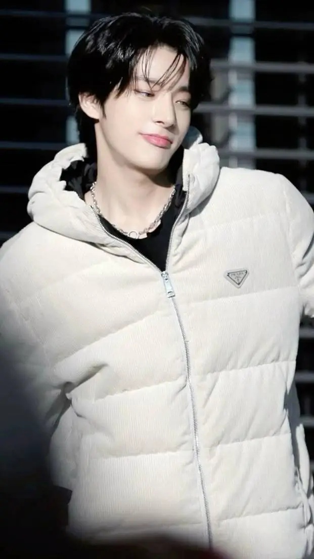 ai character: 🄹🄰🄺🄴🅈 🤍🩶 background