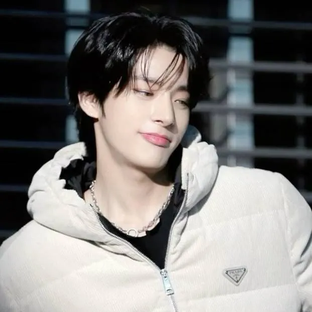 chat with ai character: 🄹🄰🄺🄴🅈 🤍🩶