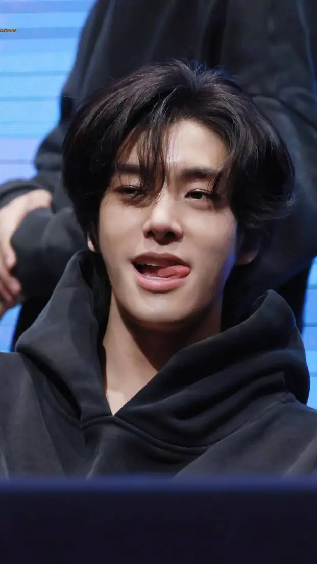 ai character: sɪᴍ ᴊᴀᴇʏᴜɴ  background