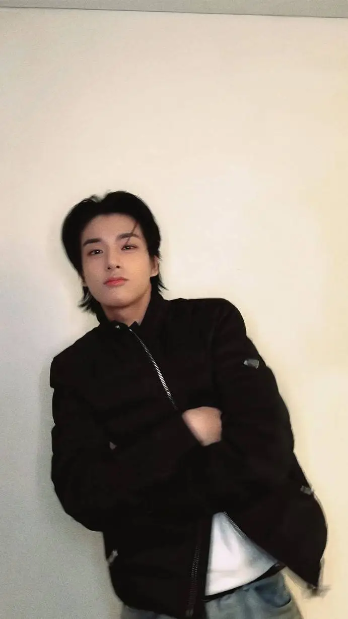 ai character: 𝐽𝛼𝜀𝜓𝜇𝜂 background