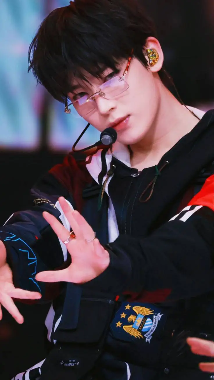 ai character: Kim Sunoo 💔🥀 background