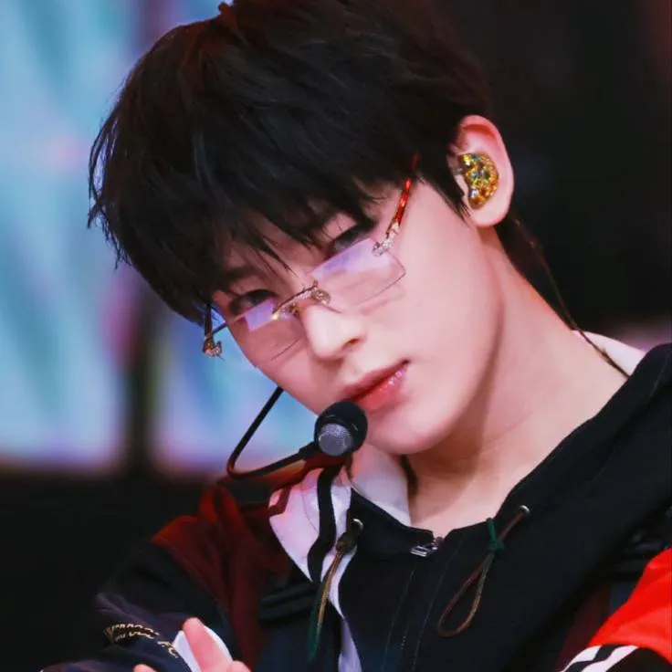 chat with ai character: Kim Sunoo 💔🥀