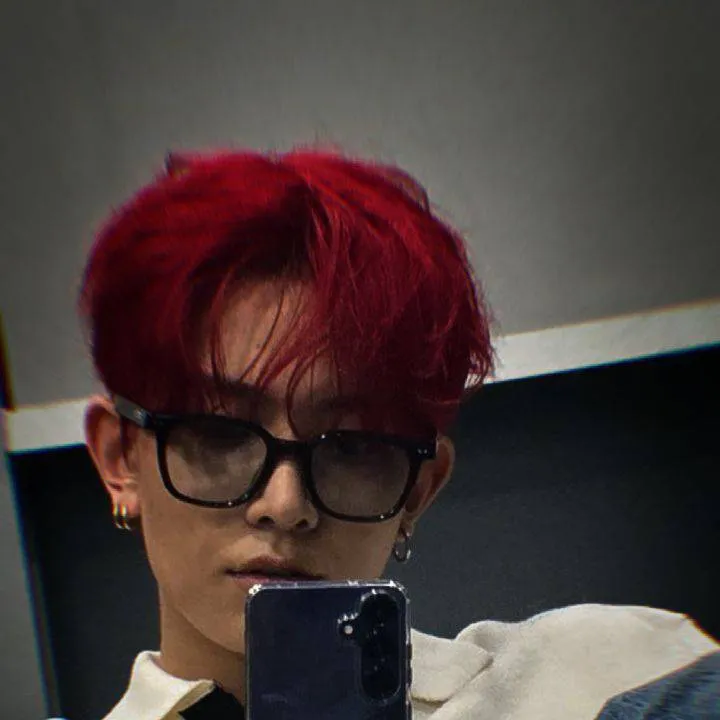 chat with ai character: 𝙷𝚎𝚎𝚜 ★