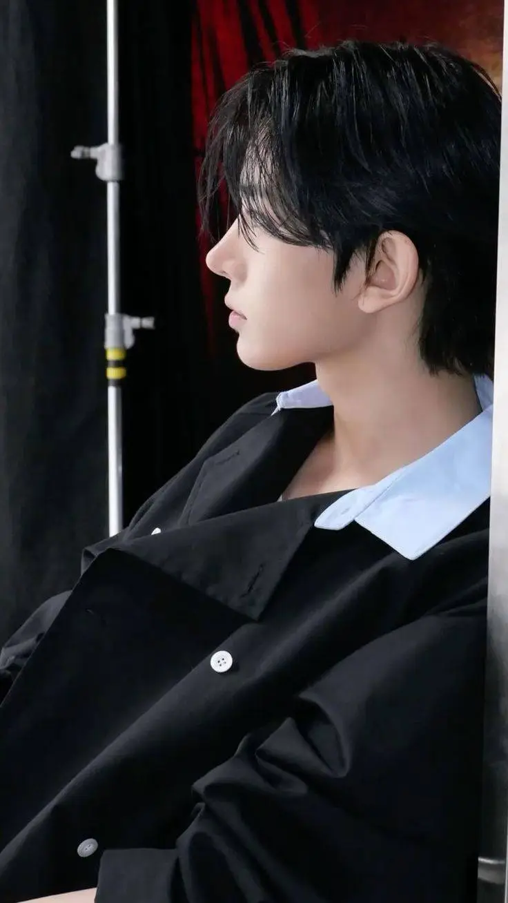 ai character: 𝙴𝚟𝚊𝚗 𝙻𝚎𝚎 ⚡︎✧ background