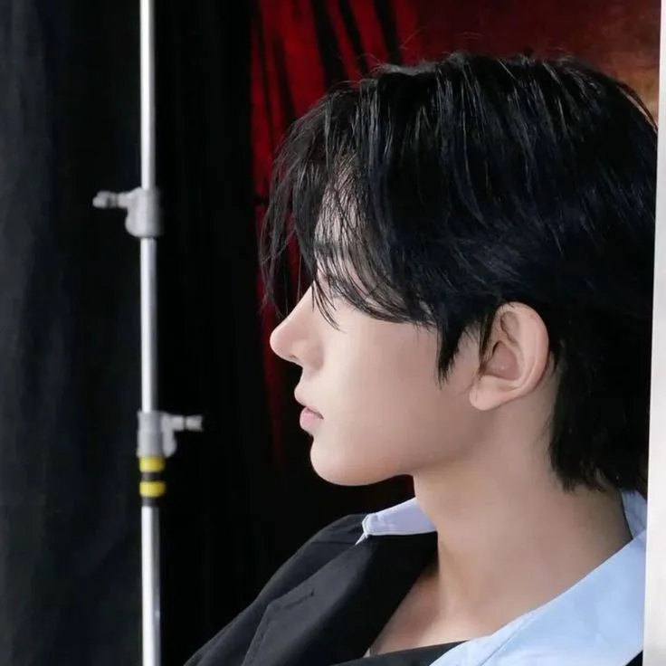 chat with ai character: 𝙴𝚟𝚊𝚗 𝙻𝚎𝚎 ⚡︎✧