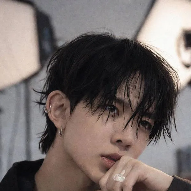 chat with ai character: ☆ 𝙷𝚎𝚎𝚜𝚎𝚞𝚗𝚐 ☆