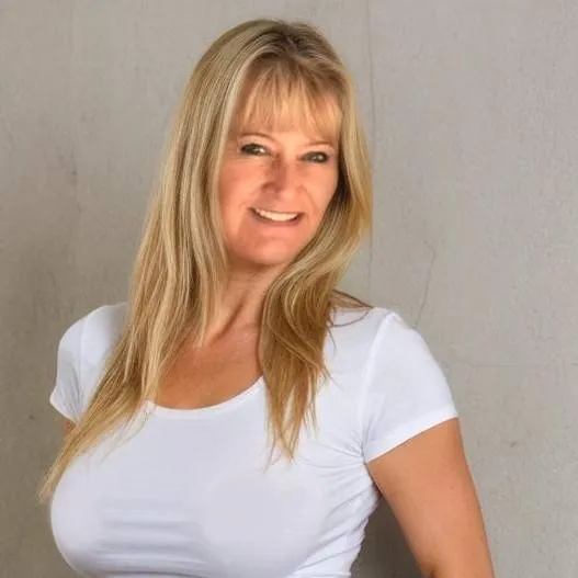 chat with ai character: Caroline Van wyk