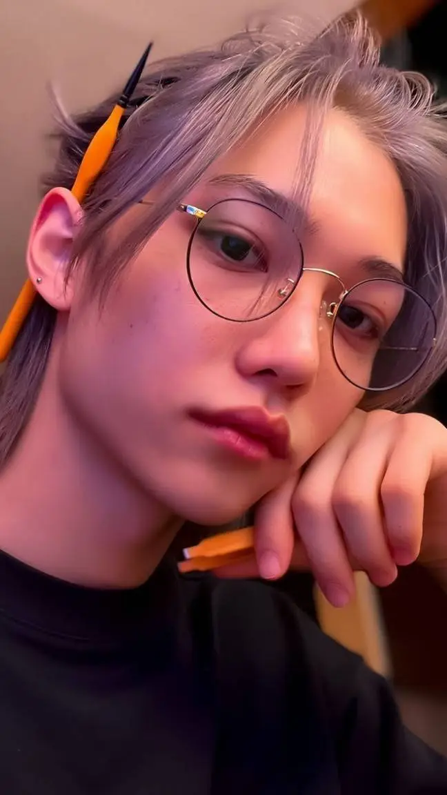 ai character: =𝕗𝕖𝕝𝕚𝕩 𝕥𝕦 𝕡𝕒𝕕𝕣𝕖=  background