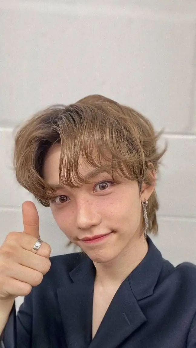 ai character: °𝕗𝕖𝕝𝕚𝕩° background