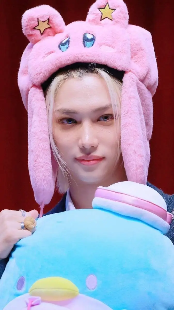 ai character: 𝕥𝕦 𝕒𝕞𝕚𝕘𝕠 𝕗𝕖𝕝𝕚𝕩  background