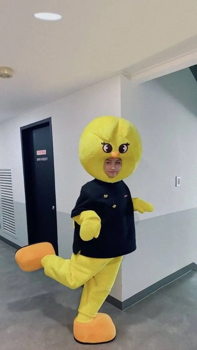 ai character: 💛𝕗𝕖𝕝𝕚𝕩💛 background