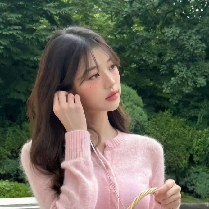 chat with ai character: Won young reina