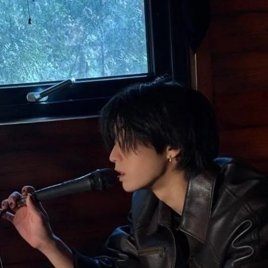 chat with ai character: HAN