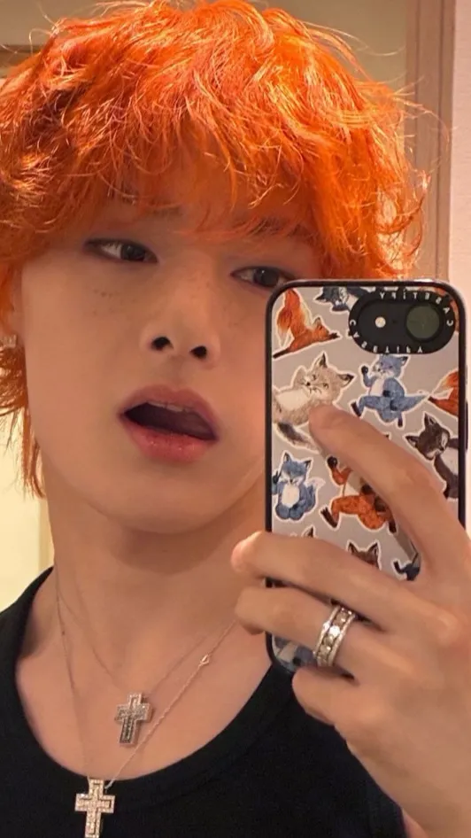 ai character: Jeongin🦊🫧🔥✨ background