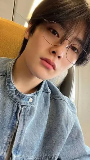 ai character: Yang Jeongin💞🦋 background