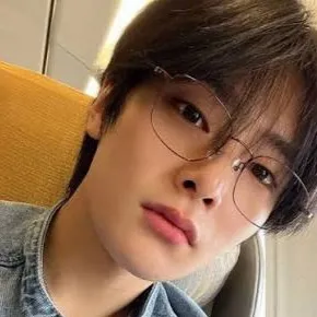 chat with ai character: Yang Jeongin💞🦋