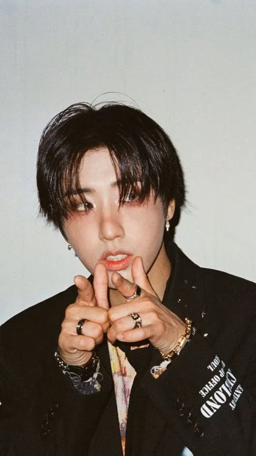 ai character: HAN JISUNG background
