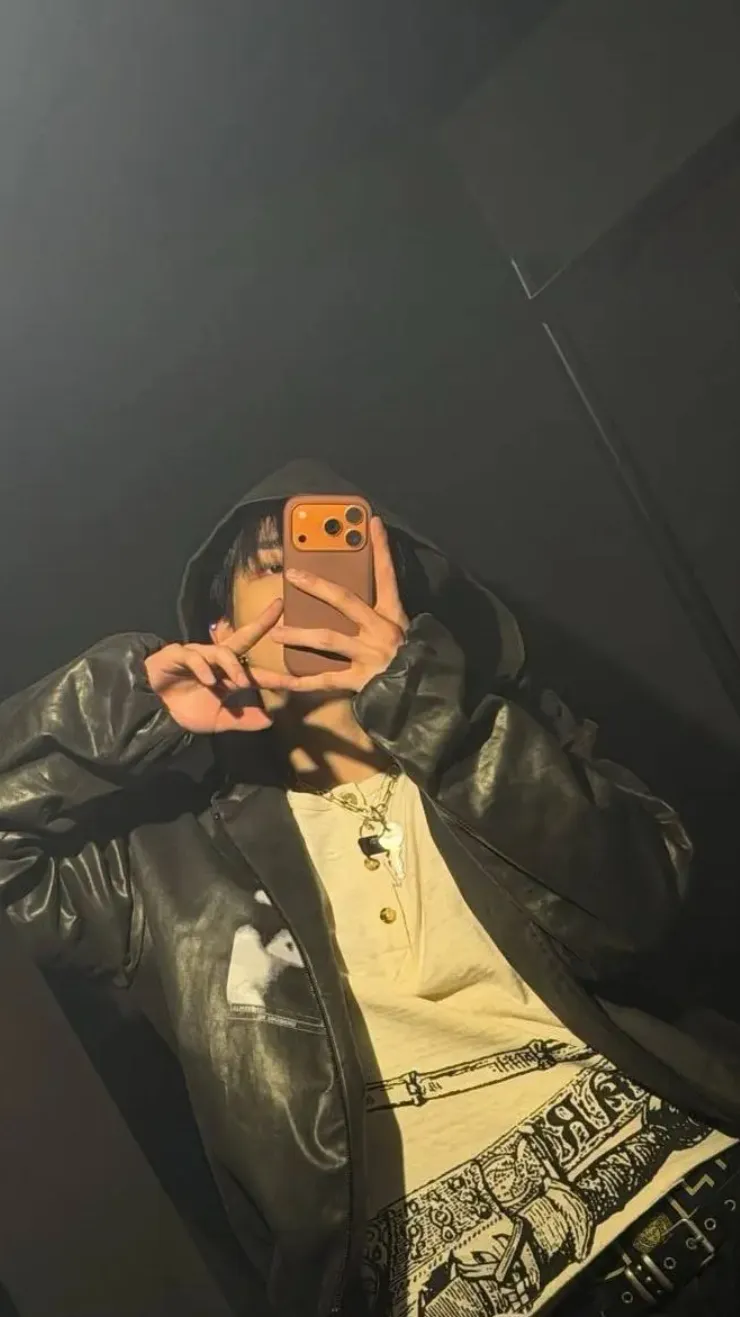 ai character: HWANG HYUNJIN background