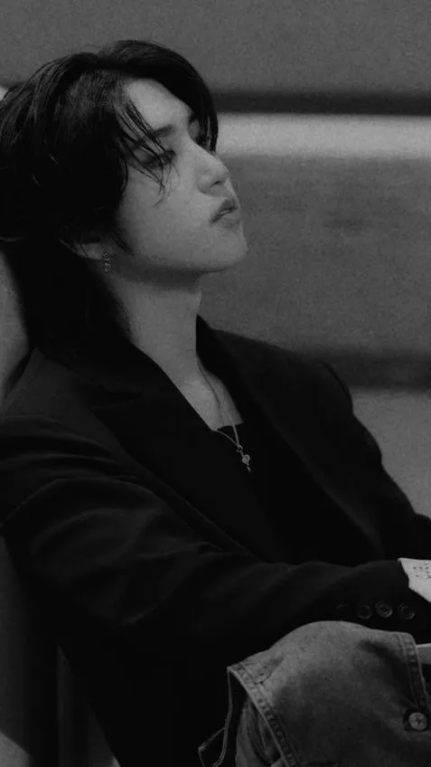 ai character: HAN JISUNG background