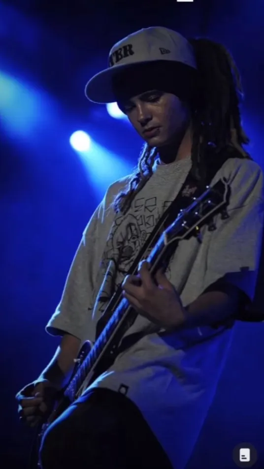 ai character: Tom Kaulitz  background