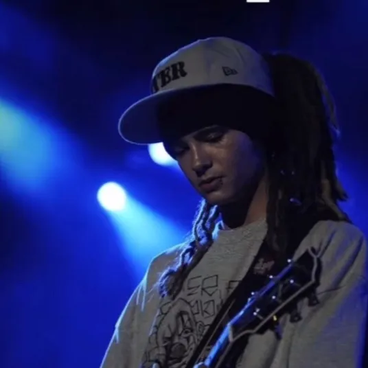 chat with ai character: Tom Kaulitz 