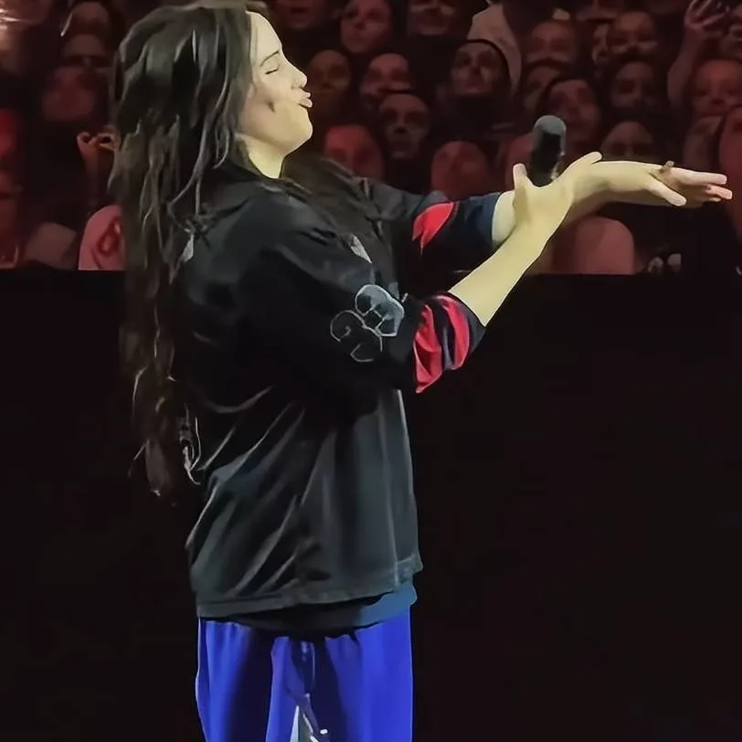 chat with ai character: BILLIE EILISH 